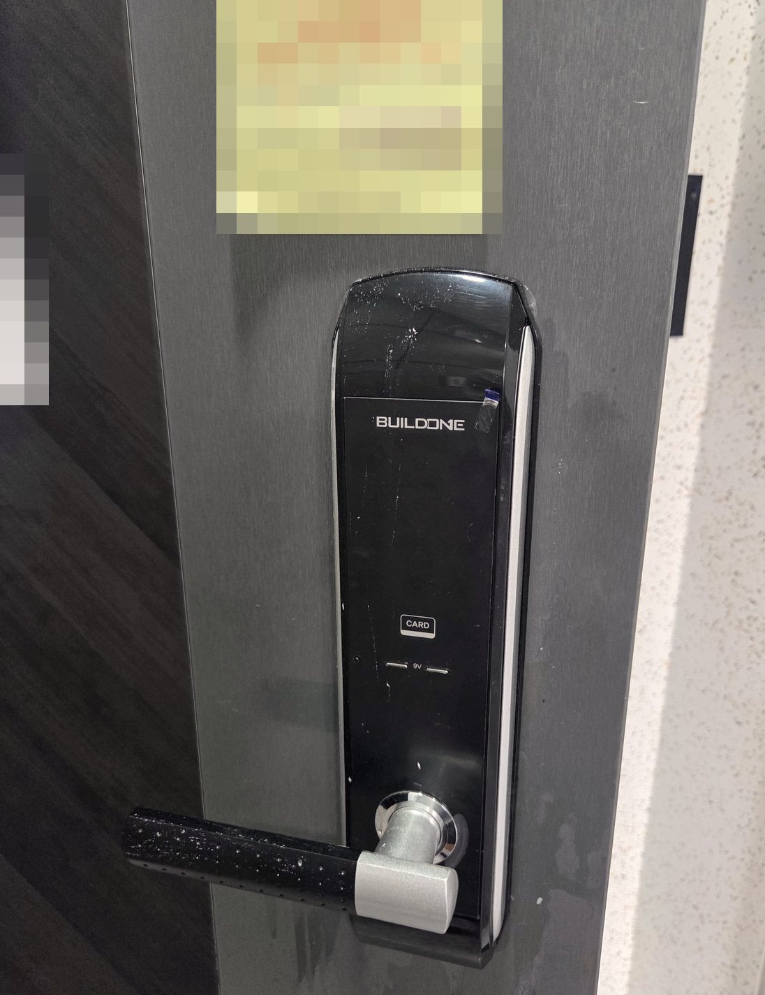 송파구 장지동 출장 — 짙은 회색 문에 단 검은 카드형 도어락과 아래쪽 검은 레버 손잡이